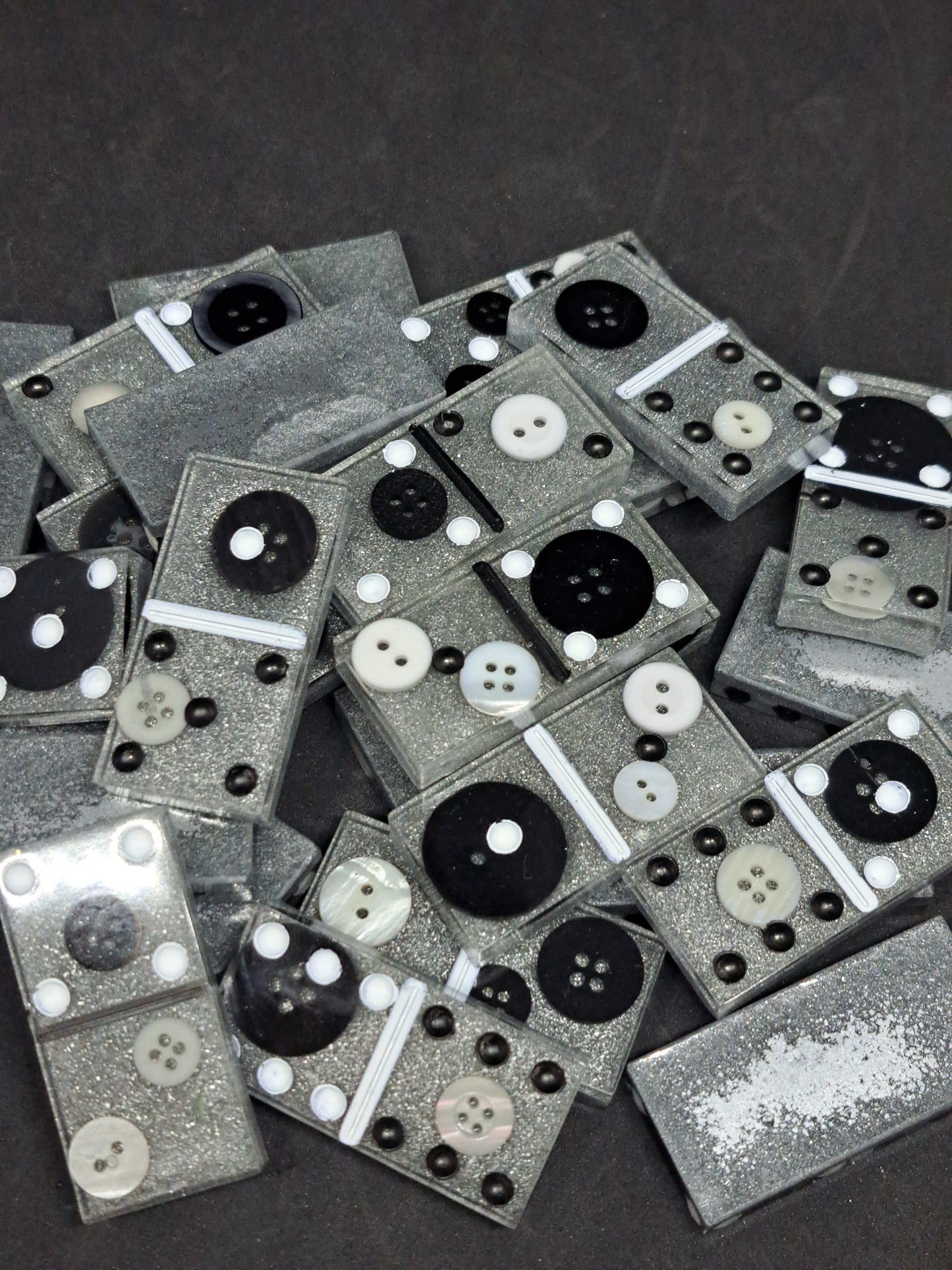 Dominos Boutons / Argent, Noir et Blanc