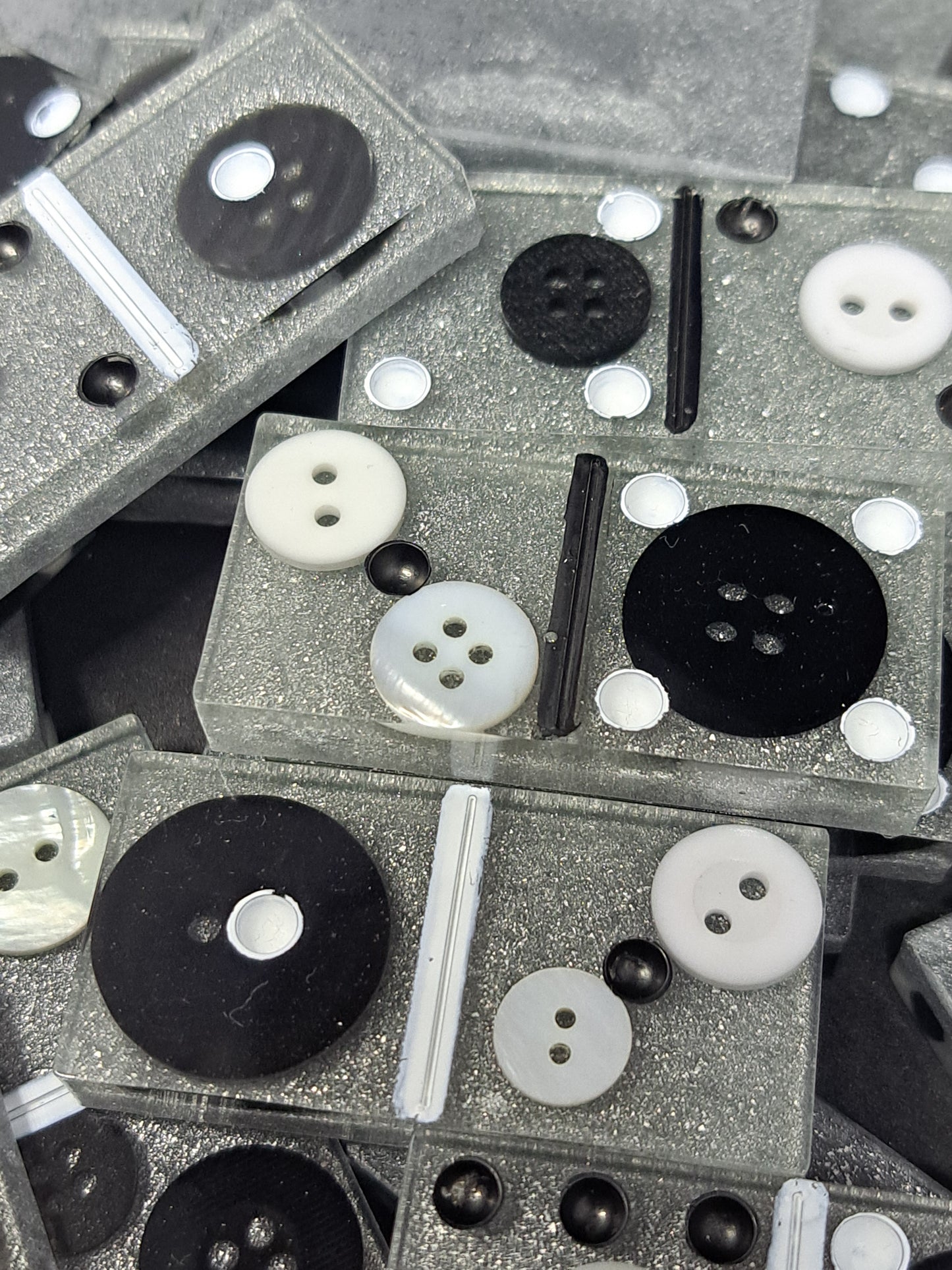 Dominos Boutons / Argent, Noir et Blanc